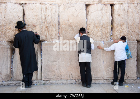 Les gens se réunissent tout au long de la journée à prier au Mur occidental (également connu sous le nom de Mur des lamentations), au coeur de Jérusalem, Israël Banque D'Images