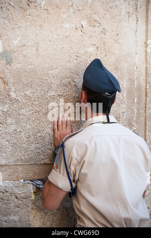 Les gens se réunissent tout au long de la journée à prier au Mur occidental (également connu sous le nom de Mur des lamentations), au coeur de Jérusalem, Israël Banque D'Images