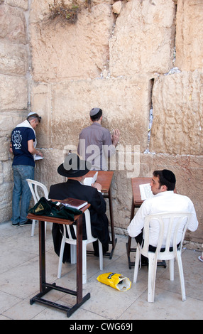 Les gens se réunissent tout au long de la journée à prier au Mur occidental (également connu sous le nom de Mur des lamentations), au coeur de Jérusalem, Israël Banque D'Images