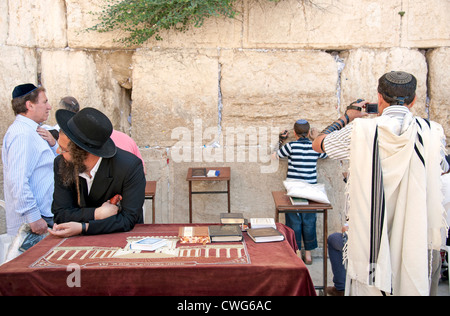 Les gens se réunissent tout au long de la journée à prier au Mur occidental (également connu sous le nom de Mur des lamentations), au coeur de Jérusalem, Israël Banque D'Images