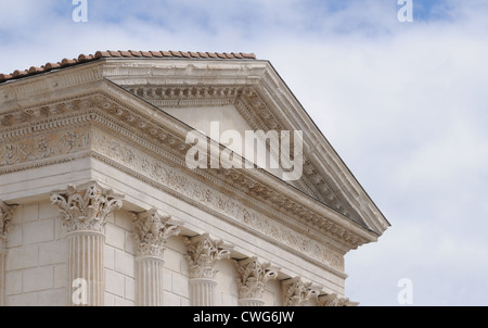 Détail de Maison Carree Temple Romain connu comme la Maison Carrée montrant le tympan et chapiteaux corinthiens à Nimes en France Banque D'Images