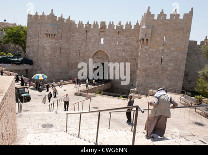 Les gens se réunissent tout au long de la journée à prier au Mur occidental (également connu sous le nom de Mur des lamentations), au coeur de Jérusalem, Israël Banque D'Images