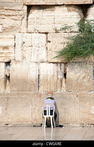 Les gens se réunissent tout au long de la journée à prier au Mur occidental (également connu sous le nom de Mur des lamentations), au coeur de Jérusalem, Israël Banque D'Images