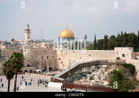 Les gens se réunissent tout au long de la journée à prier au Mur occidental (également connu sous le nom de Mur des lamentations), au coeur de Jérusalem, Israël Banque D'Images