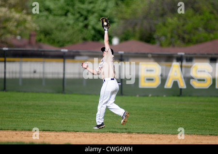 Le deuxième but de baseball retour main attraper outfield high school jeu. USA. Banque D'Images