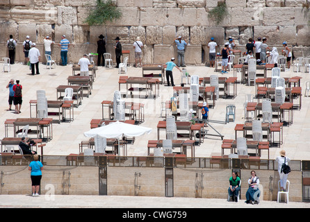 Les gens se réunissent tout au long de la journée à prier au Mur occidental (également connu sous le nom de Mur des lamentations), Jérusalem, Israël Banque D'Images