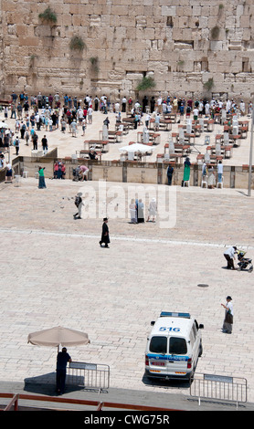 Les gens se réunissent tout au long de la journée à prier au Mur occidental (également connu sous le nom de Mur des lamentations), qui est solidement attaché. Banque D'Images