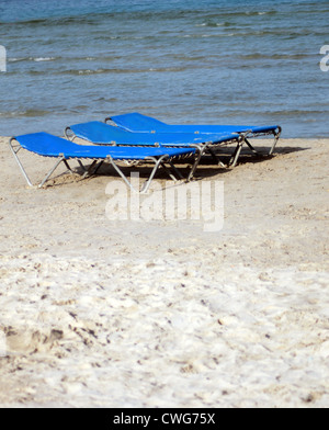 Des chaises longues ou des lits sur plage de sable en été. Banque D'Images