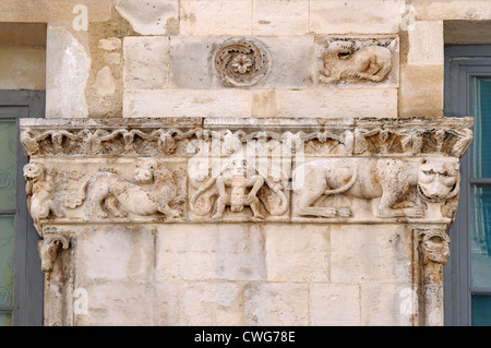 Détail de la sculpture médiévale sur Nîmes Cathédrale montrant les lions et grotesque figure à Nîmes France Banque D'Images