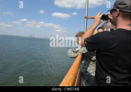 Certaines personnes prennent le ferry gratuit voyage entre Manhattan et Staten Island juste pour le point de vue du port de New York. Banque D'Images