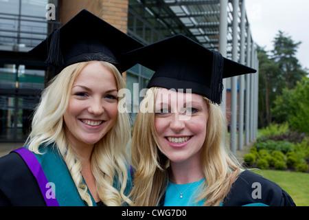 Edge Hill University Ormskirk, les étudiants sur l'obtention du diplôme qui pose pour des photos sur l'obtention du diplôme Banque D'Images