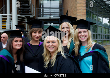 Edge Hill University Ormskirk, les étudiants sur l'obtention du diplôme qui pose pour des photos sur l'obtention du diplôme Banque D'Images