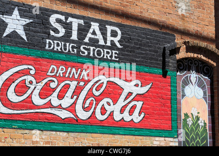 Vieux Coca Cola murale dans le quartier historique Strand, Galveston, Texas, USA Banque D'Images