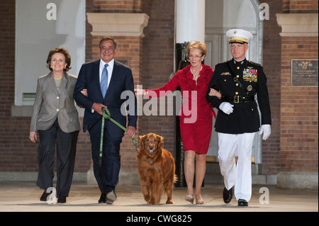 US Marine Corps Commandant général James Amos et son épouse Bonnie escort le secrétaire à la Défense Leon Panetta et son épouse Sylvia et leur chien Bravo dans le centre à pied lors d'une soirée chez Marine Barracks parade Washington le 18 mai 2012 à Washington D.C. Banque D'Images