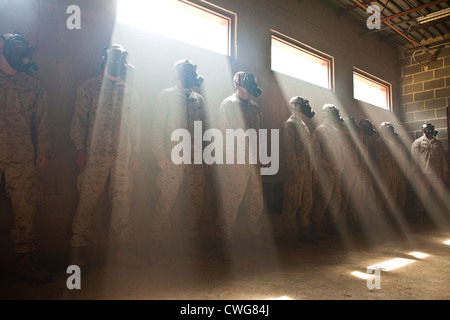Les Marines américains se tiennent contre le mur à l'intérieur de la chambre à gaz lors d'un exercice d'entraînement au Marine Corps Base Quantico, Virginie, 21 août 2012. Banque D'Images