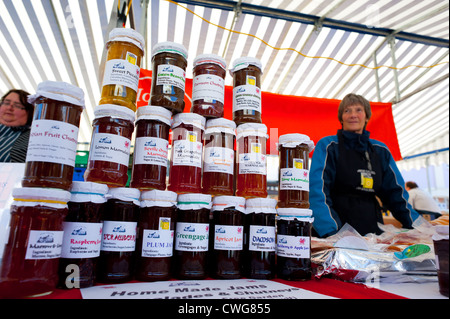 Des confitures faites maison, de Confitures et chutneys en vente à la place de la ville de Ludlow, Shropshire, Angleterre du marché Banque D'Images