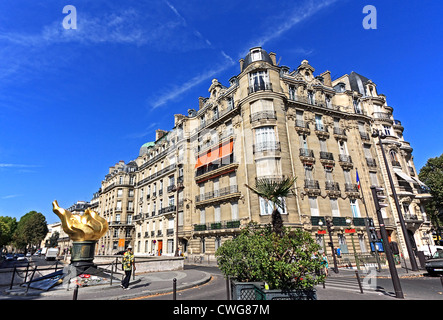 La flamme de la liberté, une réplique de la torche de la Statue de la Liberté, Paris, France Banque D'Images