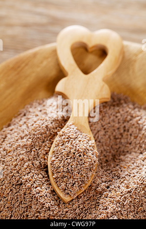 La livèche Seeds, graines d'Ajwain, carambole graines dans la plaque en bois avec une cuillère en forme de coeur Banque D'Images