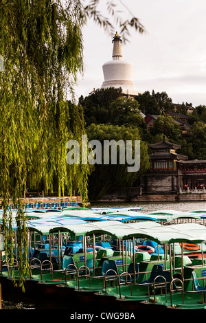 Au coucher du soleil Vue de la Dagoba blanc de style tibétain stupa dans le parc Beihai à Pékin, Chine Banque D'Images