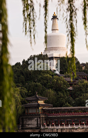 Au coucher du soleil Vue de la Dagoba blanc de style tibétain stupa dans le parc Beihai à Pékin, Chine Banque D'Images