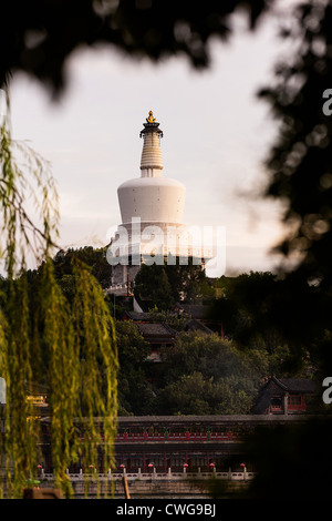 Au coucher du soleil Vue de la Dagoba blanc de style tibétain stupa dans le parc Beihai à Pékin, Chine Banque D'Images