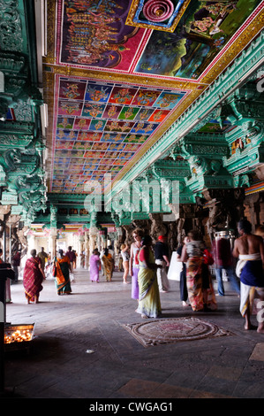 À l'intérieur de Temple Meenakshi à Madurai Inde du Sud Banque D'Images