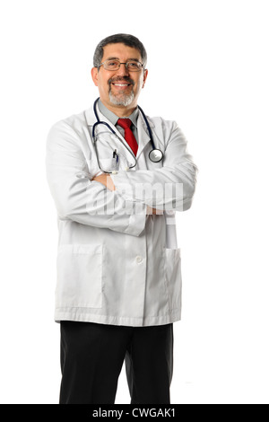 Portrait of Hispanic doctor with arms crossed isolé sur fond blanc Banque D'Images