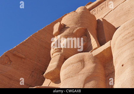 Monument de Pharoah à partir de Abu Simbel. Les temples d'Abou Simbel sont deux temples de roche massive à Abou Simbel (أبو سمبل en arabe) Banque D'Images