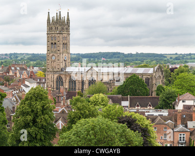 Une vue de la cathédrale de Warwick du mur du château de Warwick Banque D'Images