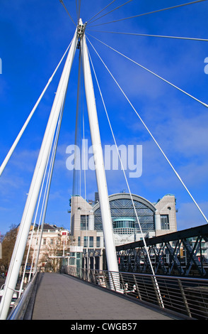 Hungerford Bridge sur la Tamise et la gare de Charing Cross, Londres, Angleterre, RU Banque D'Images