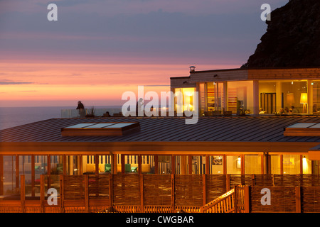 Le Watergate Bay hotel, Cornwall éclairée le soir au coucher du soleil Banque D'Images