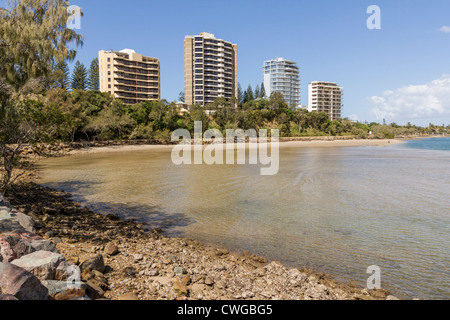 Les tours d'immeubles à appartements sur Mooloolar Rivière à Mooloolaba, Sunshine Coast, Queensland, Australie Banque D'Images