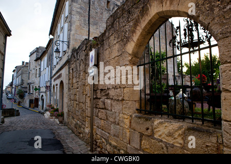 Une étroite rue coblestone à Saint Emilion, dans le sud de la France Banque D'Images