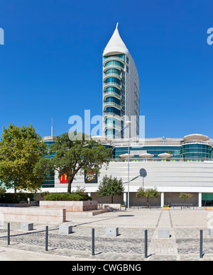 São Gabriel Tower et centre commercial Vasco da Gama dans le Parque das Nações (Parc des Nations), Lisbonne, Portugal. Banque D'Images