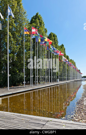 Les drapeaux des pays du monde dans le dos des Olivais Rossio (Olive Grove Square) dans le Parque das Nações (Parc des Nations). Lisbonne, Portugal Banque D'Images