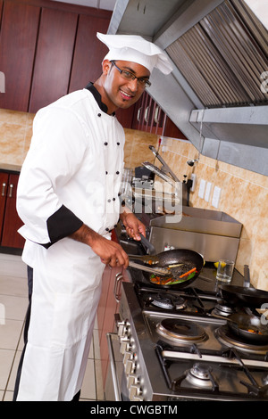 Professional male chef cooking cuisine commerciale Banque D'Images