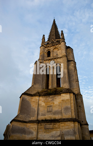 L'église monolithe de Saint Emilion prises à partir de ci-dessous à la plaza à Saint Emilion, dans le sud de la France Banque D'Images