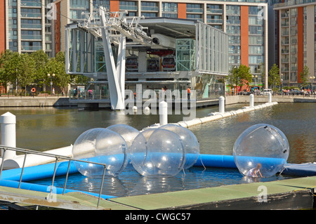 L'intérieur de l'enfant bulle gonflable intégré sur l'eau contenue dans la zone avec des boules Aqua minder (hors de pousse) Banque D'Images