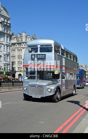 London bus Routemaster silver peint et exploité par Premier groupe tournant sur la route 9 Banque D'Images