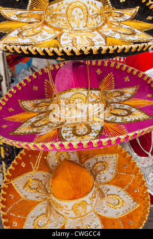 Sombreros colorés pour la vente au marché 28 (marché 28), Cancun, péninsule du Yucatan, Quintana Roo, Mexique Banque D'Images