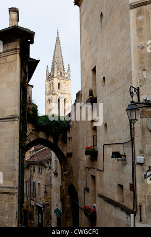 L'église monolithe de Saint Emilion prises à partir d'une rue proche de Saint Emilion, dans le sud de la France Banque D'Images