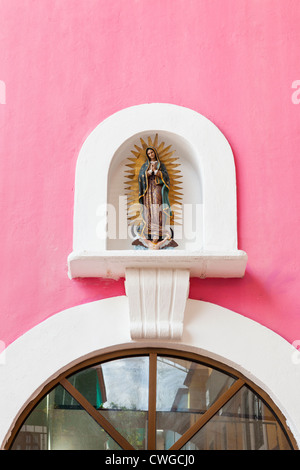 Figurine Vierge Marie au-dessus de la porte, péninsule du Yucatan, Quintana Roo, Mexique Banque D'Images