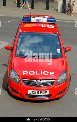 Voiture rouge de la direction générale de la protection diplomatique et parlementaire de London Metropolitan Police stationné jusqu'à Whitehall, près de Downing Street England UK Banque D'Images