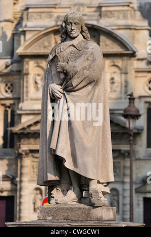 Paris, France. Statue de Pierre Corneille, dramaturge (1606 - 1684) en face de St Etienne du Mont (église) à la place du Pantheon Banque D'Images