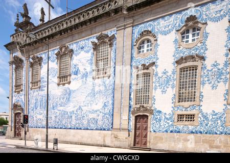 Azulejos traditionnels (carreaux bleus) à l'extérieur de l'église Igreja do Carmo Rua do Carmo Porto Portugal Banque D'Images