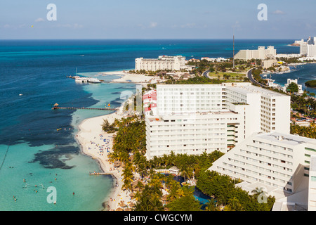 Vue aérienne de la zone de l'hôtel, Cancun, péninsule du Yucatan, Quintana Roo, Mexique Banque D'Images