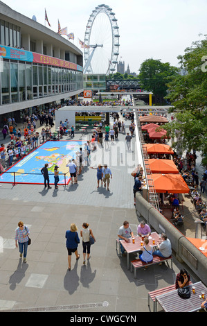 Southbank Centre avec London Eye au-delà de l'aide de cartes du monde fabriqué à partir de briques Lego & Terrasse Riverside Southbank Centre London England UK Banque D'Images