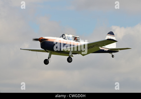 De Havilland Canada DHC-1 Chipmunk 22 entrant pour la terre, cockpit ouvert, pilote visible. Banque D'Images