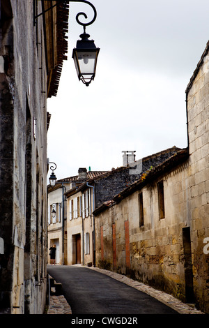 Une rue étroite à Saint Emilion, dans le sud de la France Banque D'Images