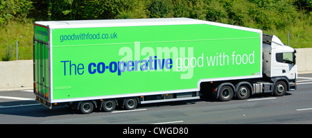 Co op le transport logistique de la chaîne d'approvisionnement alimentaire via l'alimentation supermarché livraison magasin & remorque camion poids lourds camion conduisant le long English UK autoroute M25 Banque D'Images